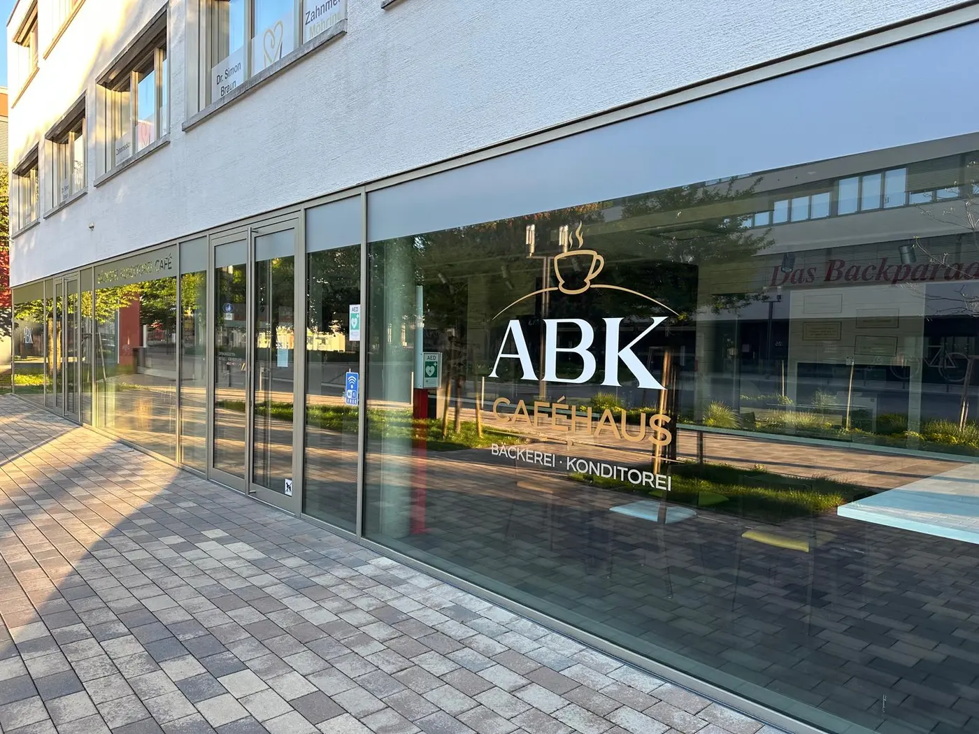 ABK Caf&eacute;haus Fassade bei Tageslicht